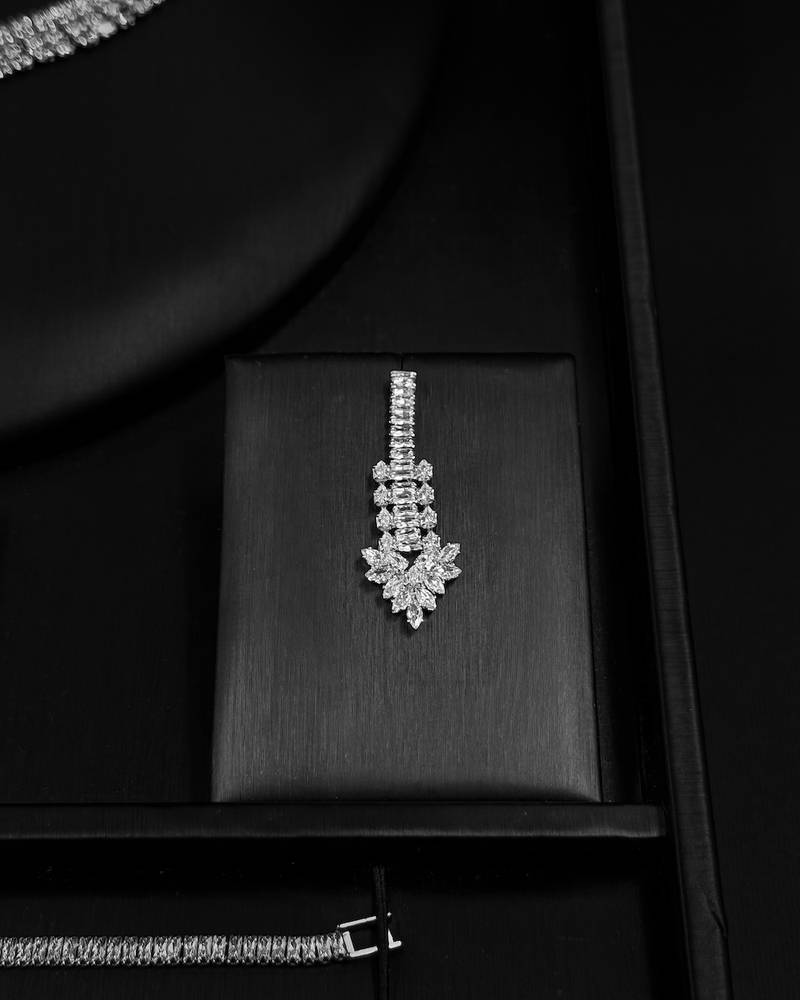 A simple, elegant accessory set