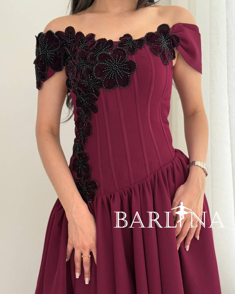Elegant burgundy dress with black side embroidery