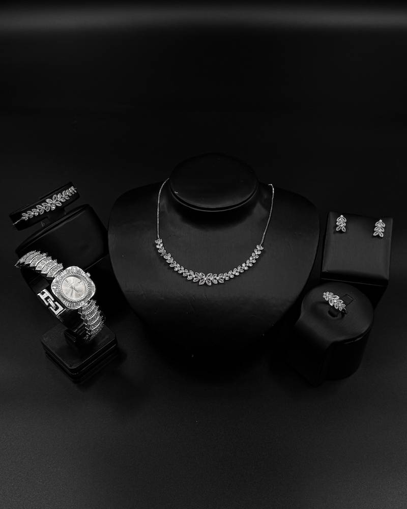 Silver accessory set in the shape of interlocking leaves