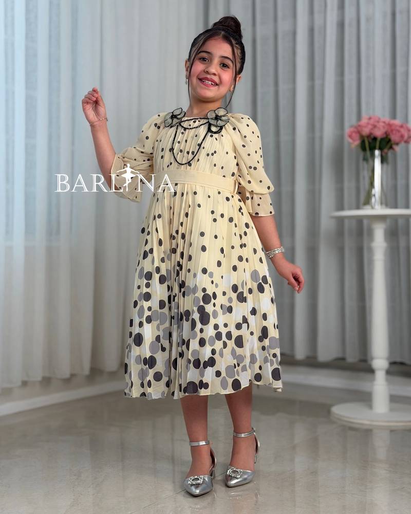 Girls' pink dress with elegant polka dot details