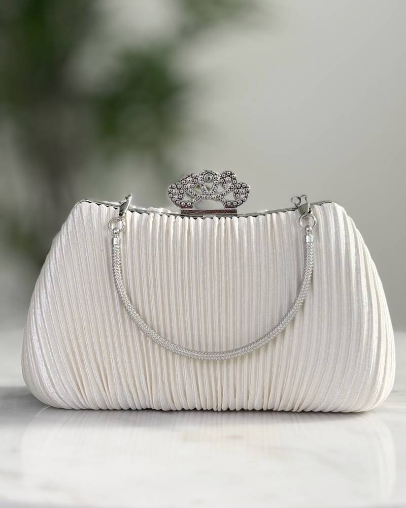 Handbag decorated with a crown-shaped top closure