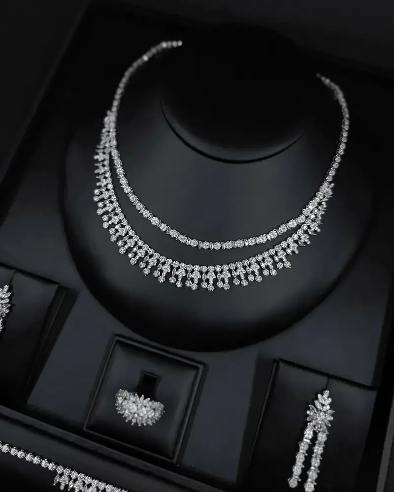 Double-layered accessory set with a dangling design