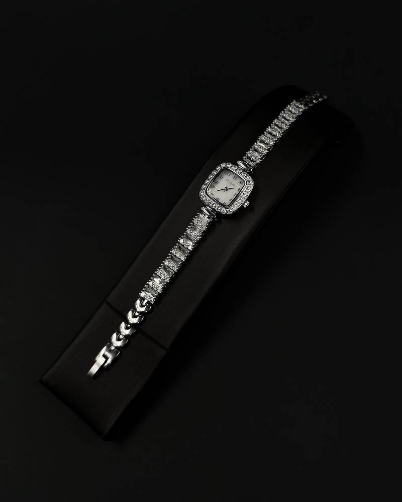 Elegant wristwatch with a shiny square frame
