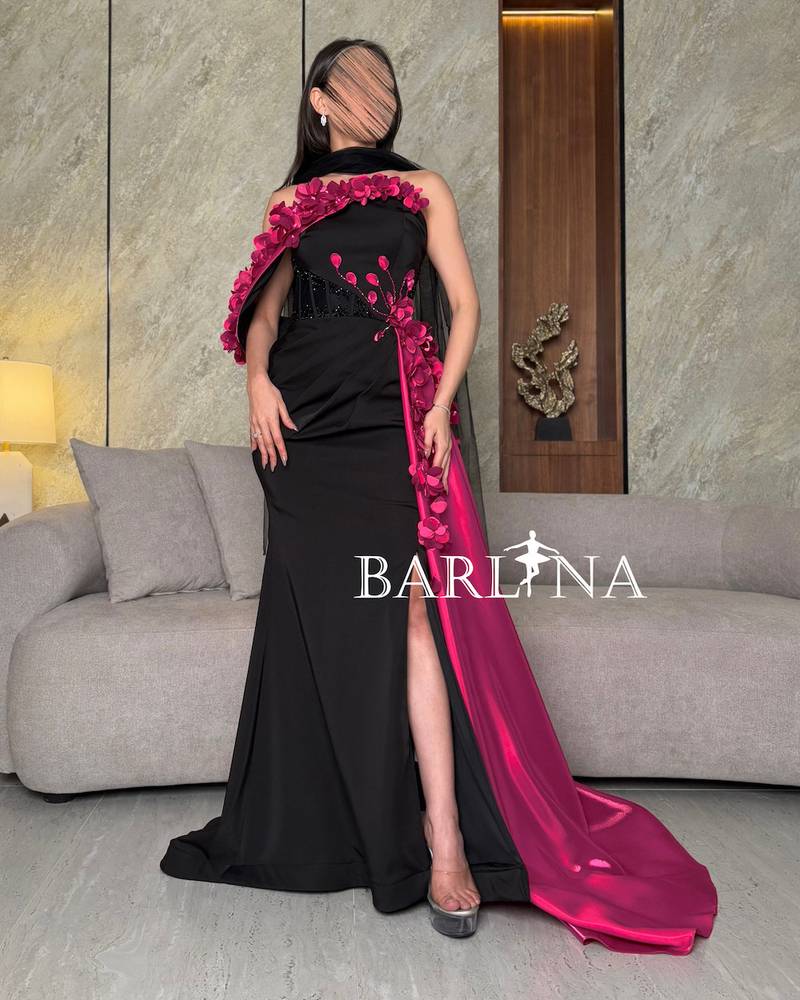 Black dress with a dramatic touch and a fuchsia train