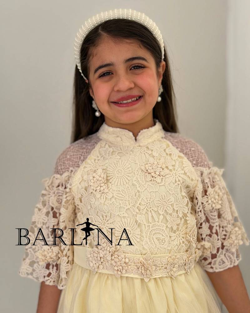 Elegant girls' dress with guipure sleeves