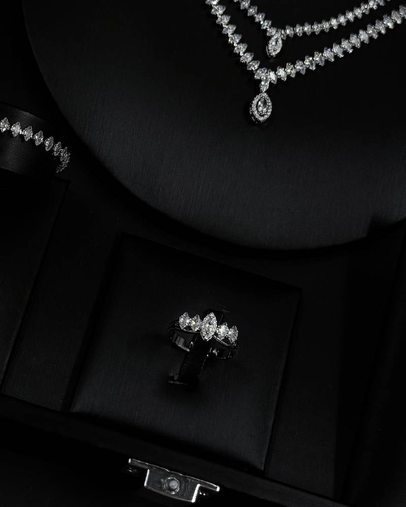 A soft and elegant two-layer accessory set