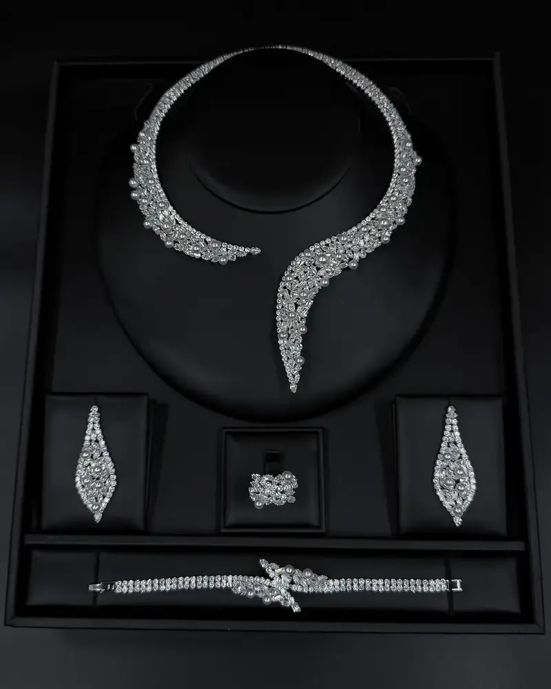 Luxury accessory set with a curved necklace