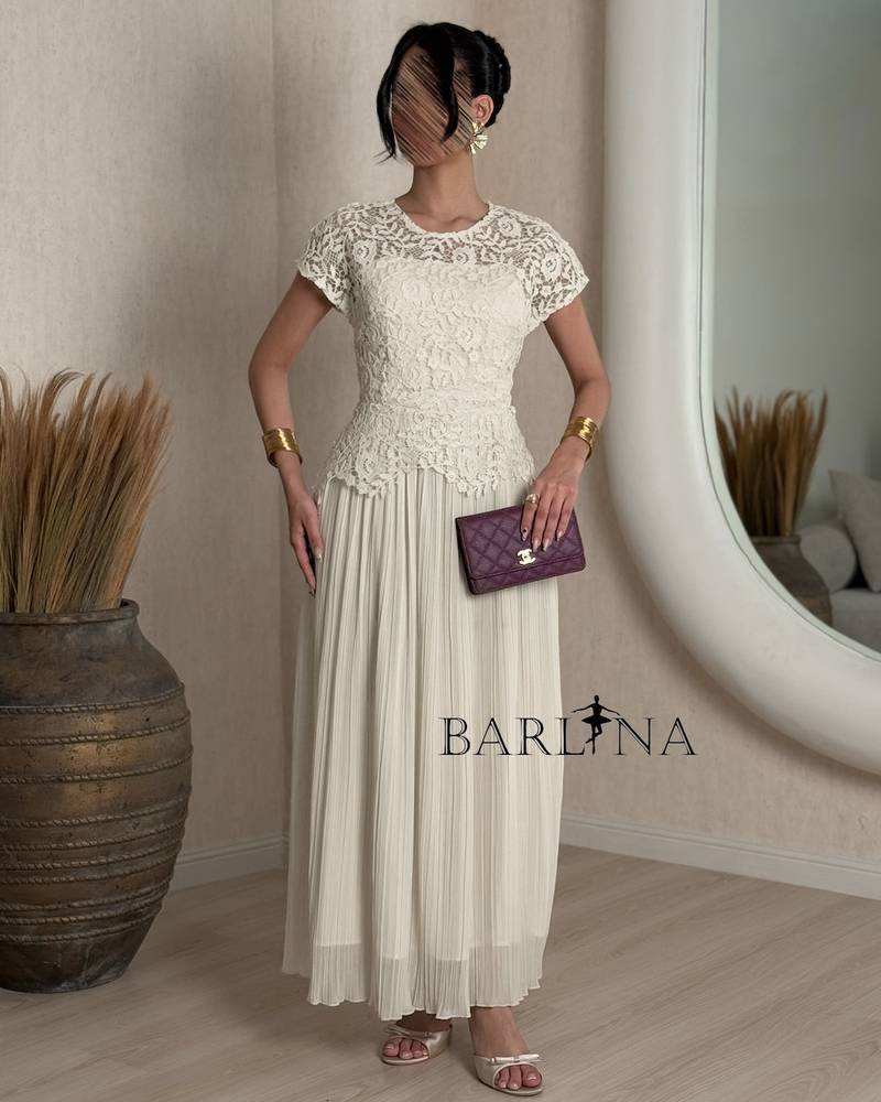 Soft pleated lace dress with short sleeves