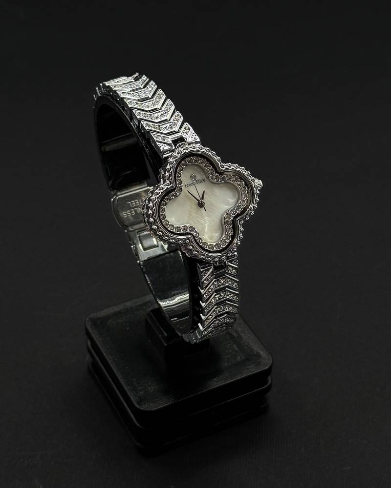 Wristwatch with a four-petaled flower bezel