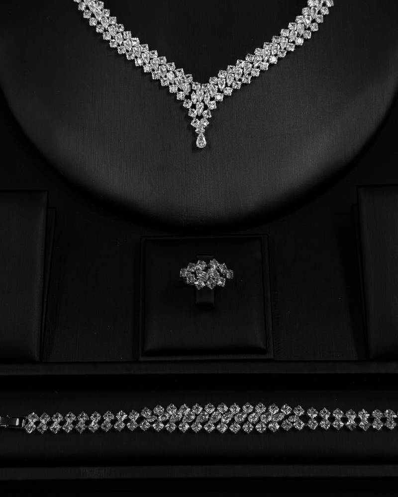 Accessory set culminating in an elegant centerpiece