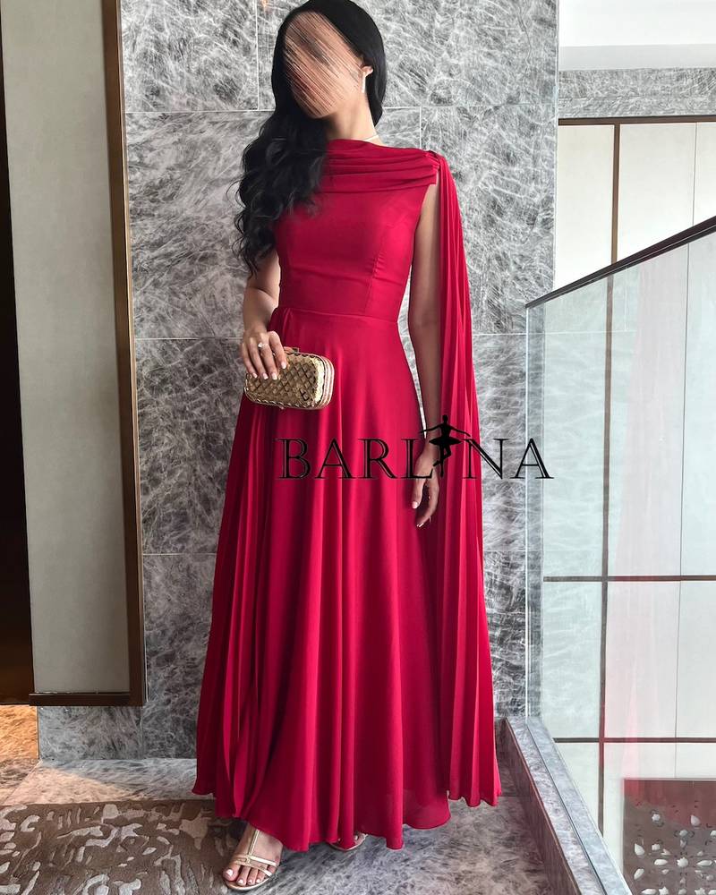 Soft red dress with an elegant plisse shawl