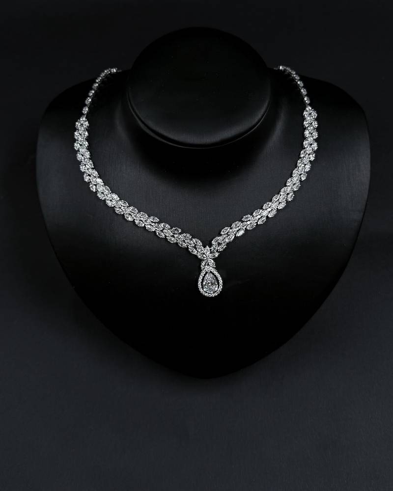 Accessory set with a central teardrop-shaped pendant