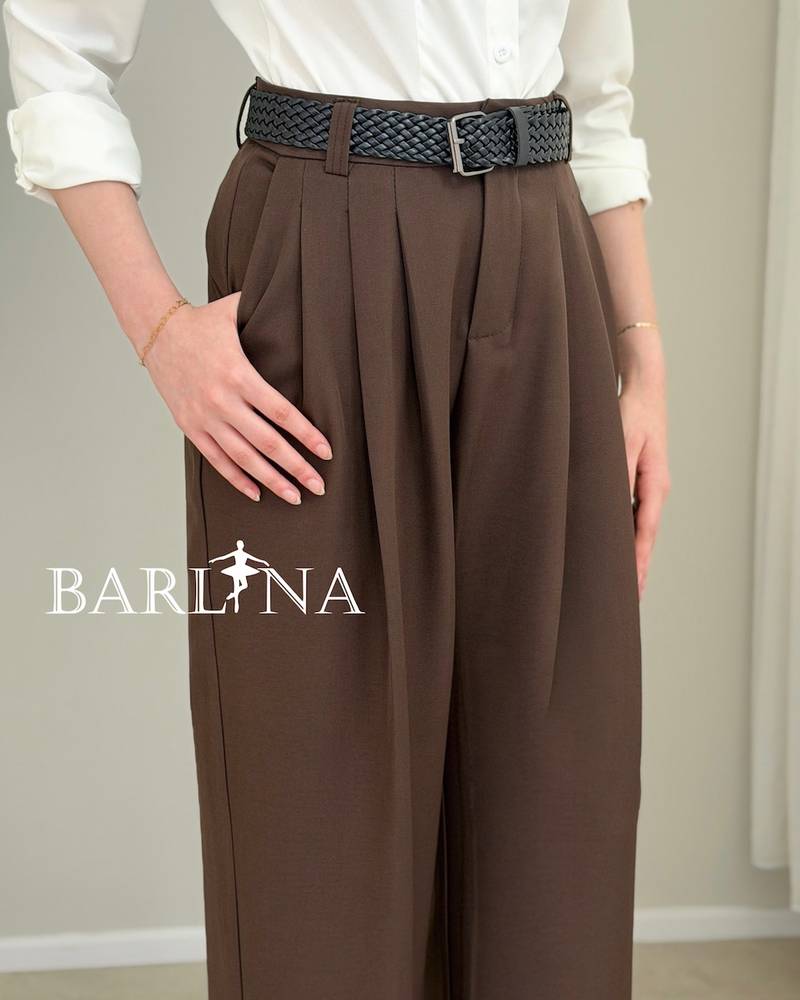 Women's high-waisted trousers with belt