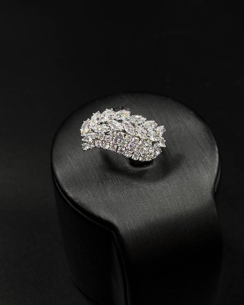 Luxurious accessory set with a curved design