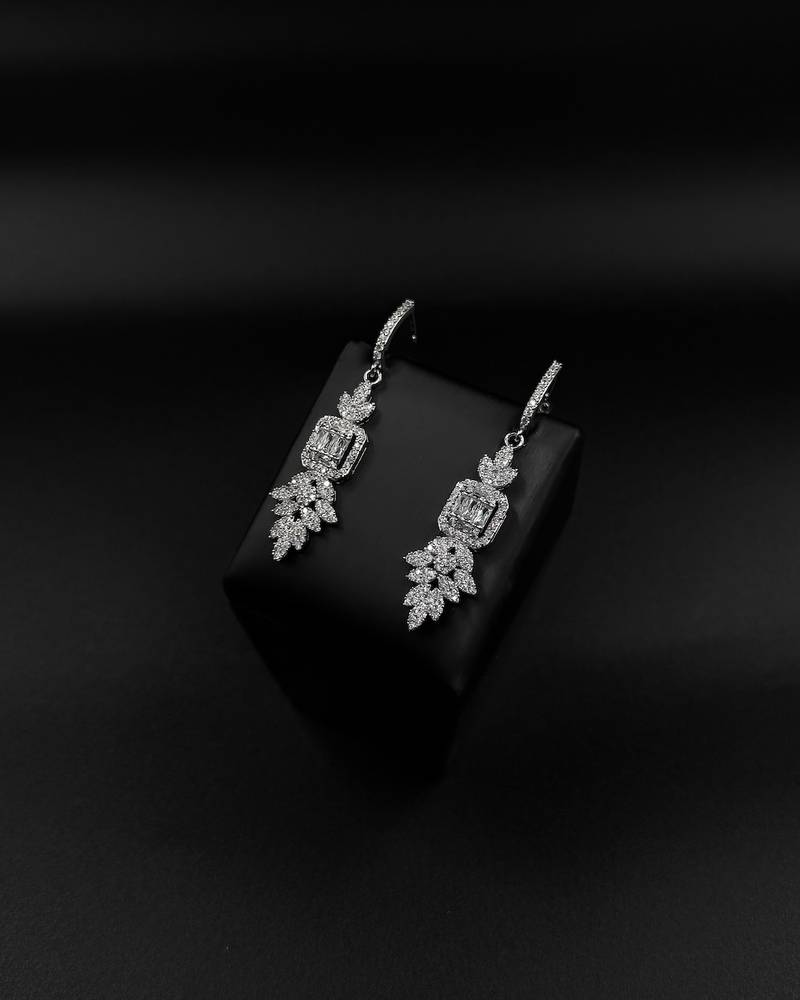 Geometric accessory set with luxurious details