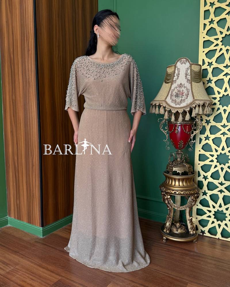 Beige dress with pearl-embellished sleeves
