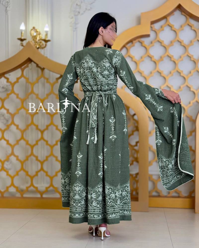 A luxurious jalabiya with delicate and elegant embroidery.