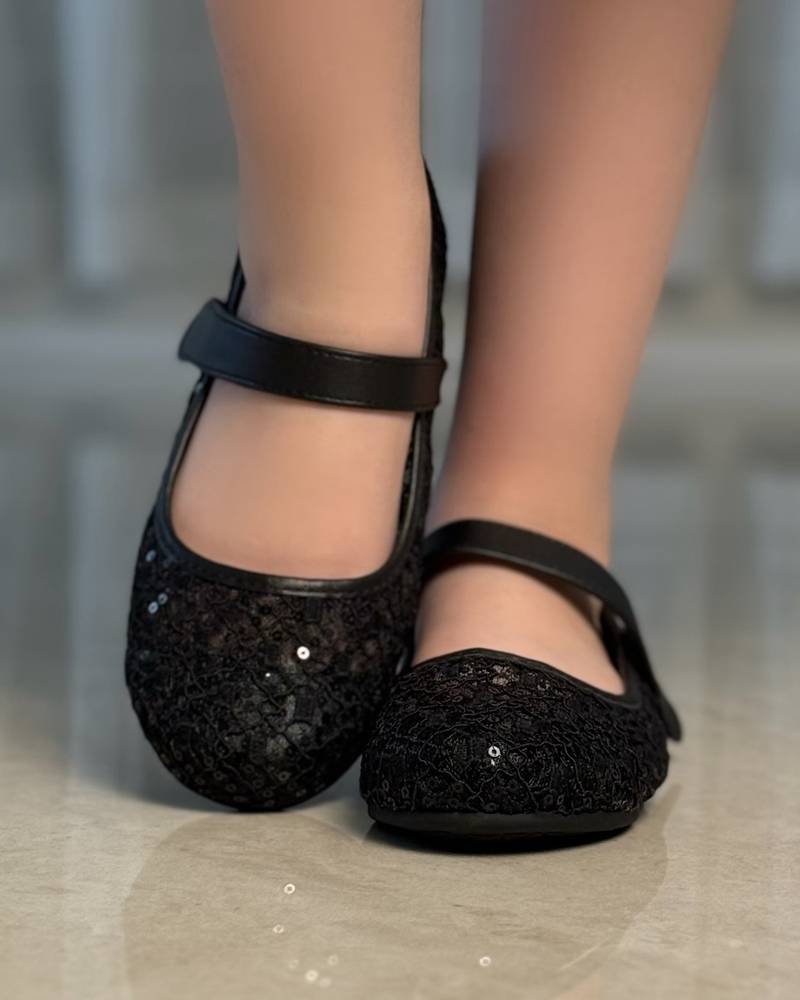 Girls' shoes with a soft lace design
