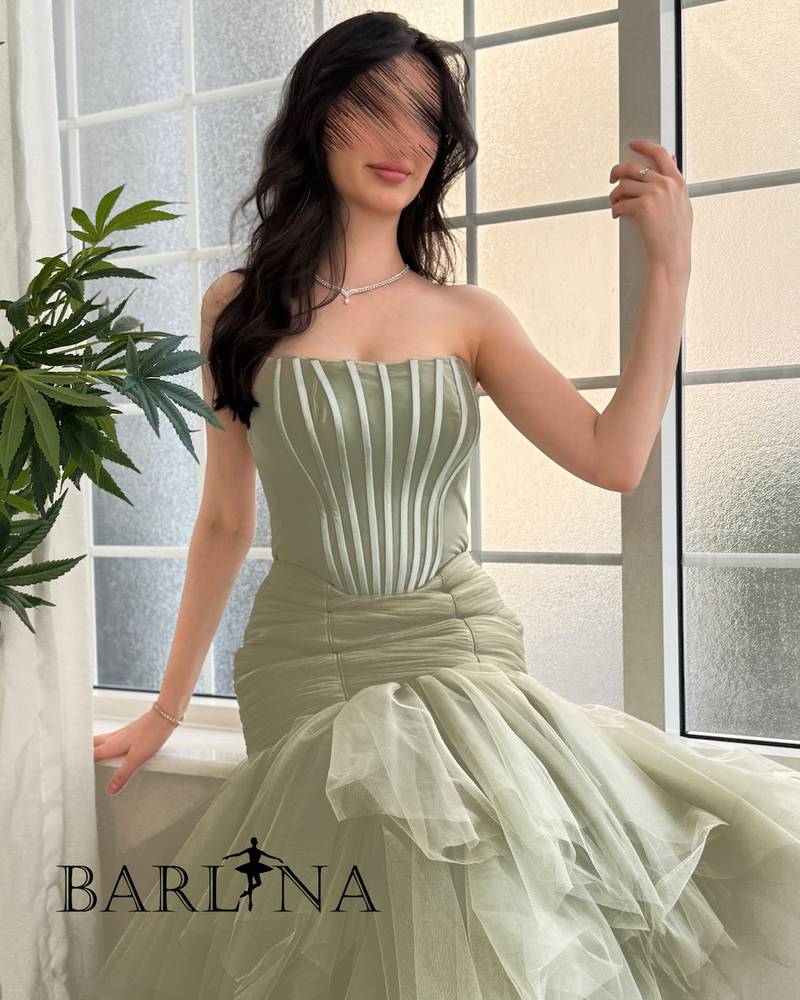 Apple-colored evening dress finished with puffy layers