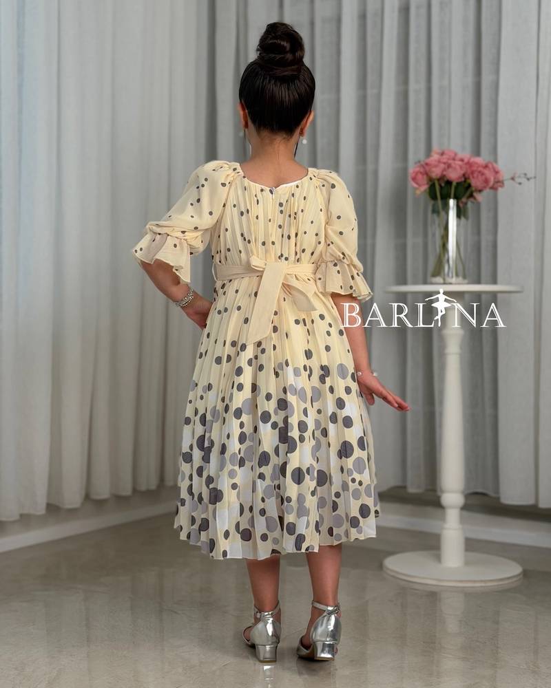 Girls' pink dress with elegant polka dot details