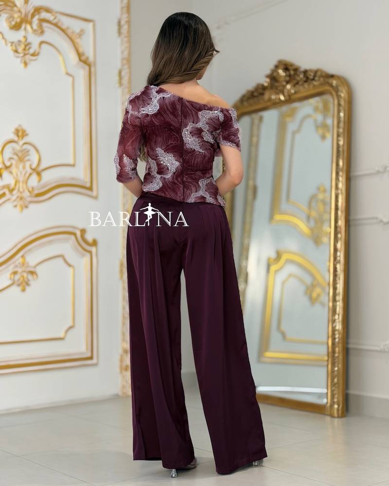Elegant outfit with a patterned blouse and wide-leg trousers