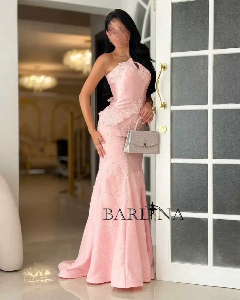 Evening dress with delicate embroidery and a mermaid silhouette