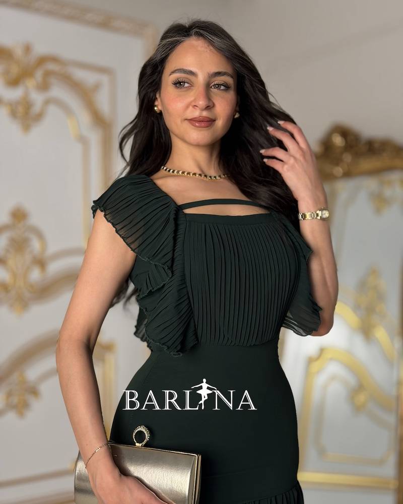 Long green dress with pleats and ruffled sleeves