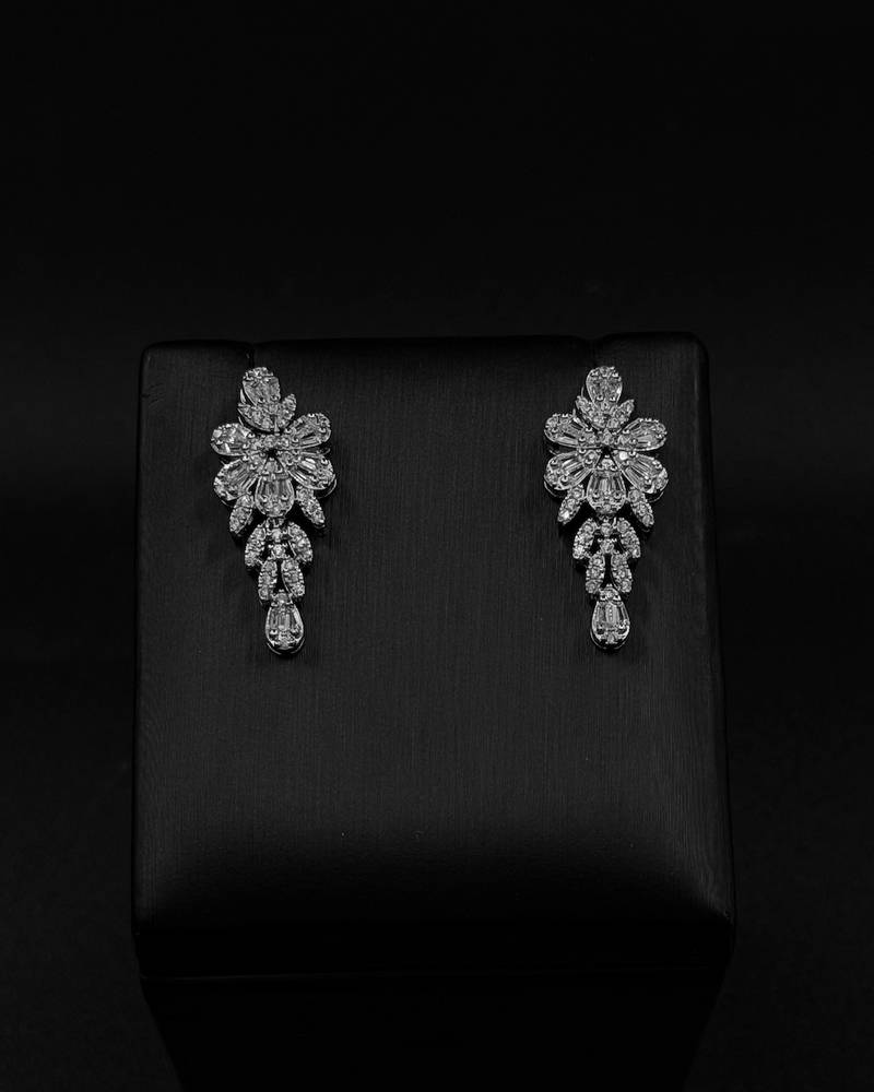 Accessory set with a cascading leaf-design necklace
