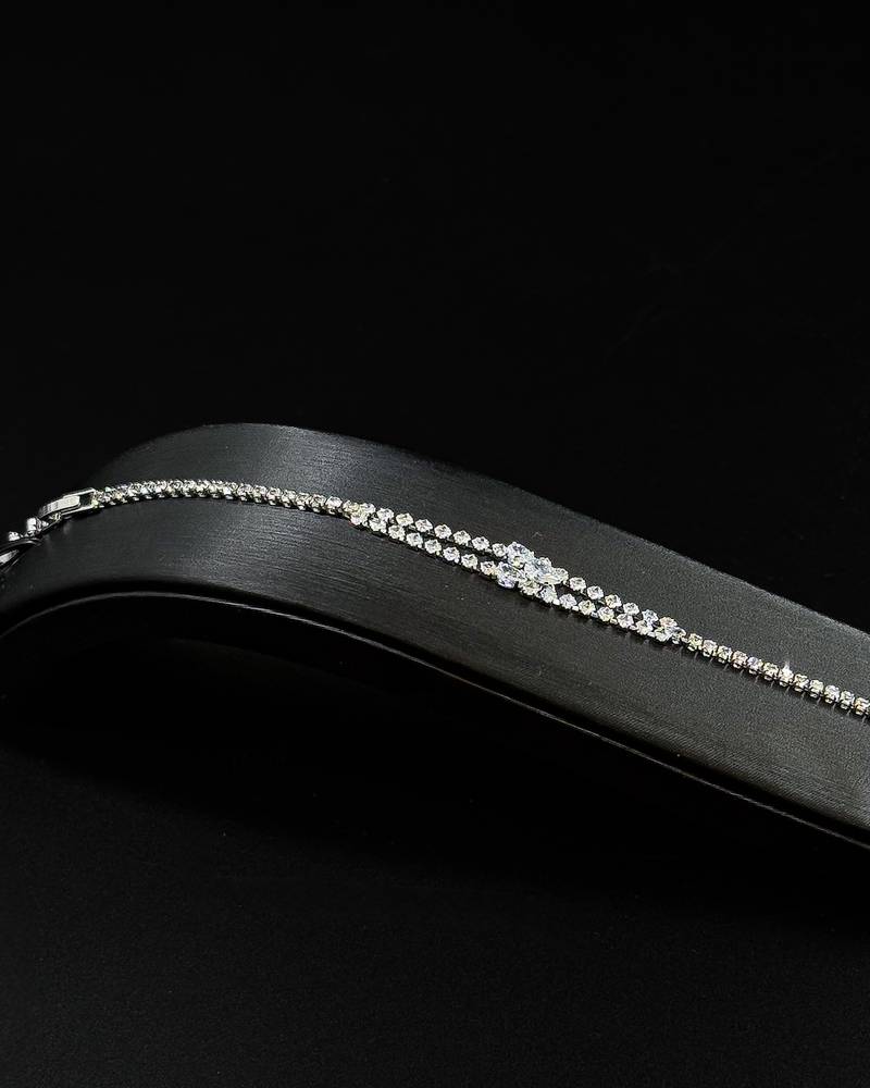 Accessory set with a tiered central pendant