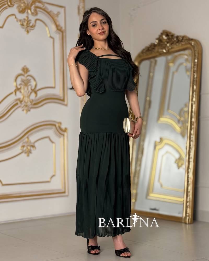 Long green dress with pleats and ruffled sleeves