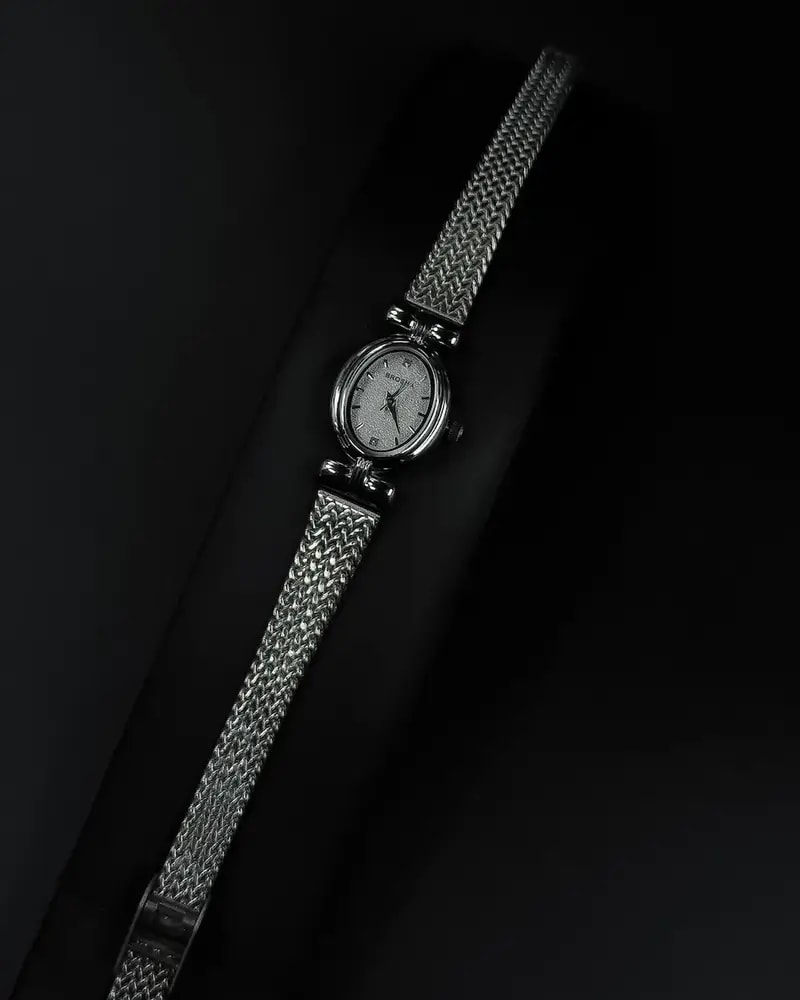 A delicate everyday watch with a simple mesh strap design