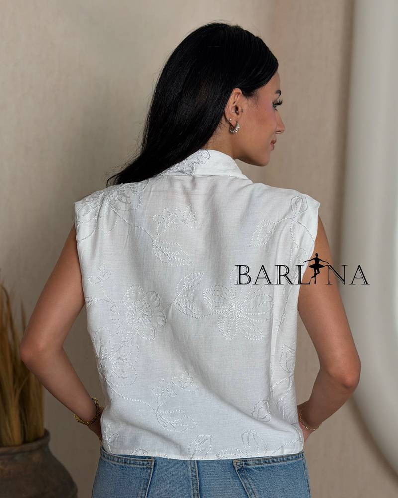 Elegant blouse with delicate details and front tie