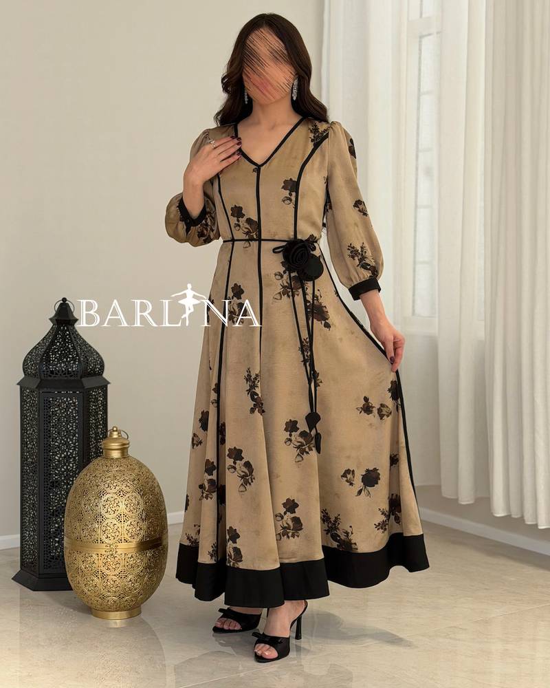 فستان ناعم بيج مزهر بحدود سوداء