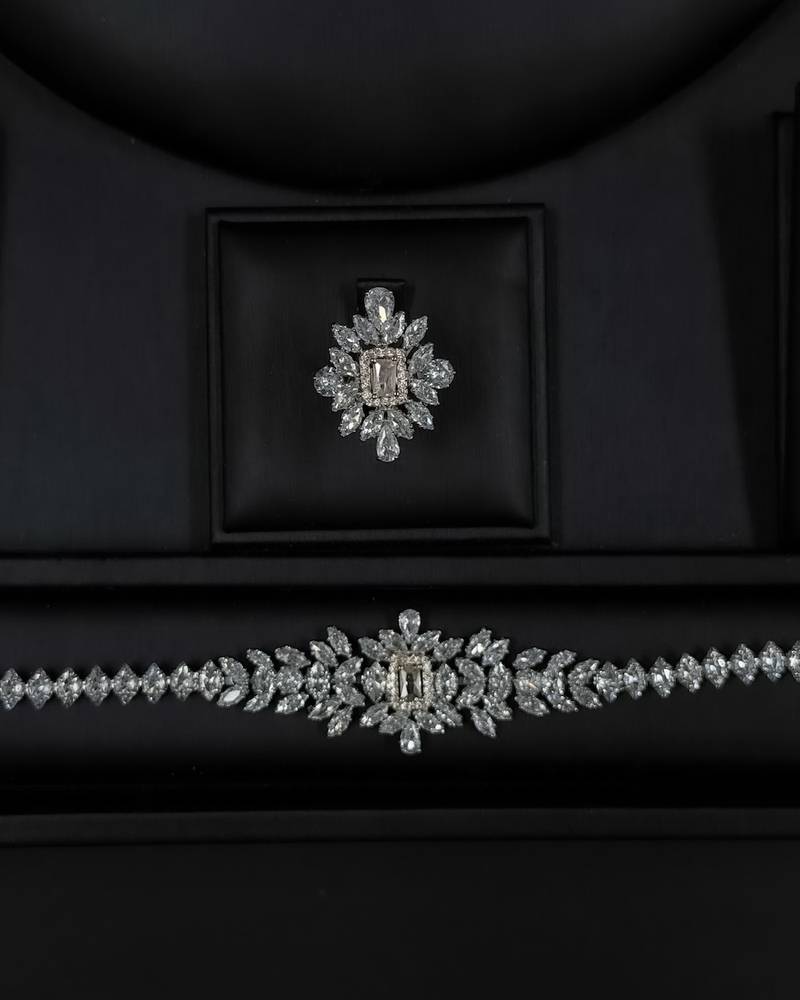 Elegant silver set with stylish dangling details