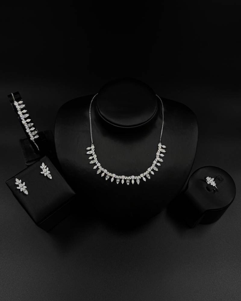 Accessory set with scattered leaf-shaped stones