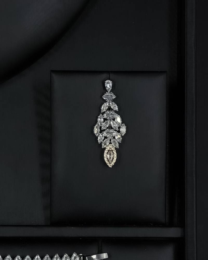 Accessory set embellished with golden stones