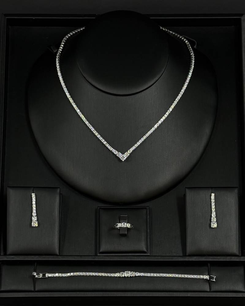 Streamlined V-shaped accessory set