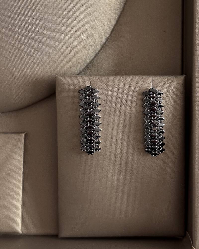 Accessory set decorated with black stones