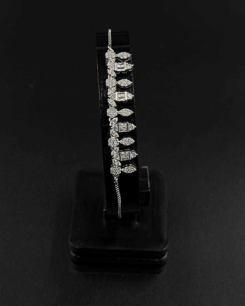 Accessory set with scattered leaf-shaped stones