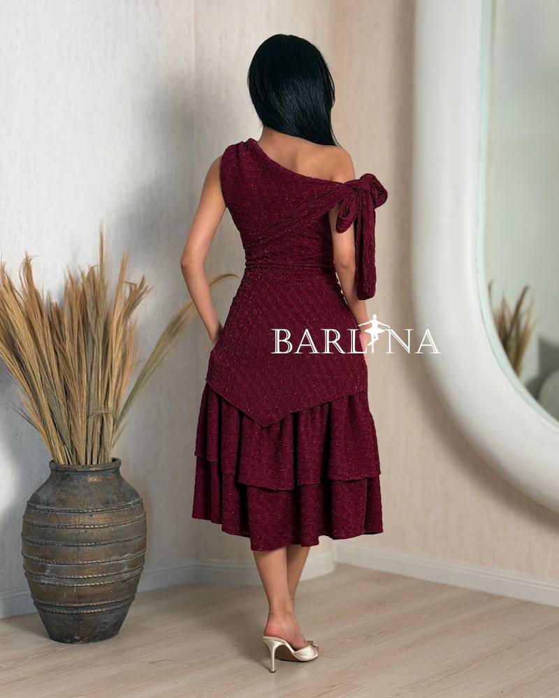 One-shoulder dress with a side knot on the shoulder