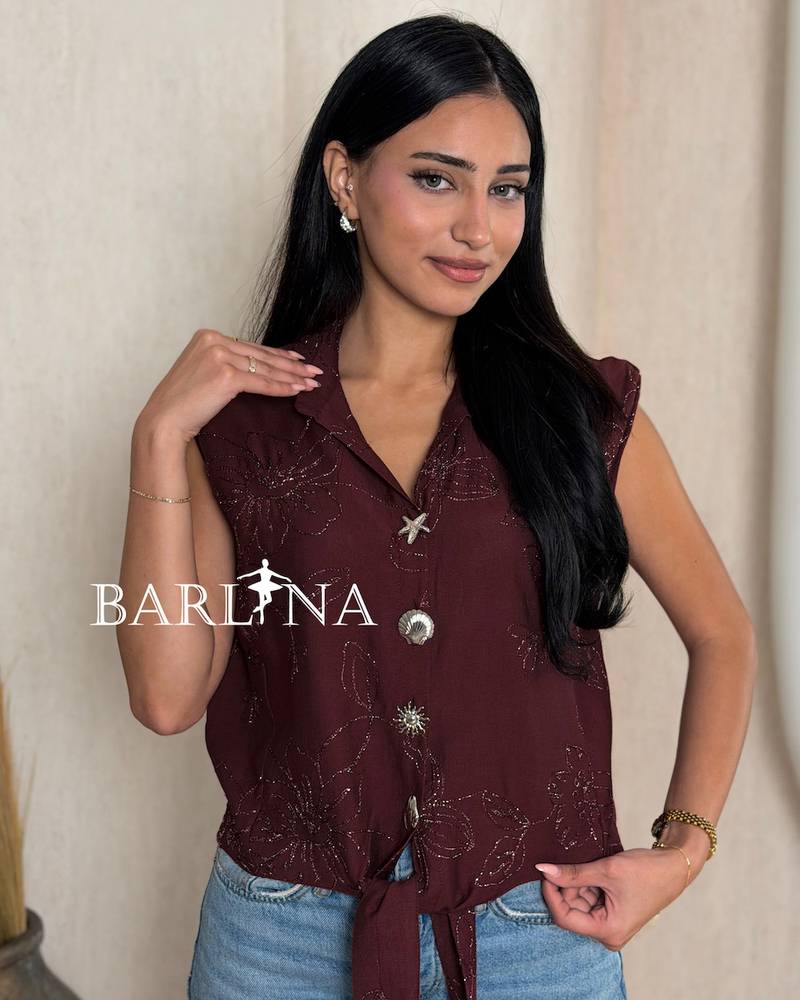 Elegant blouse with delicate details and front tie