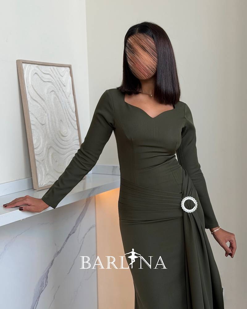 Olive dress with a tail decorated with a pearl ring