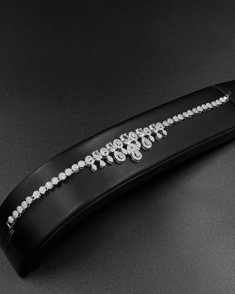 Accessory set with soft details and dangling stones