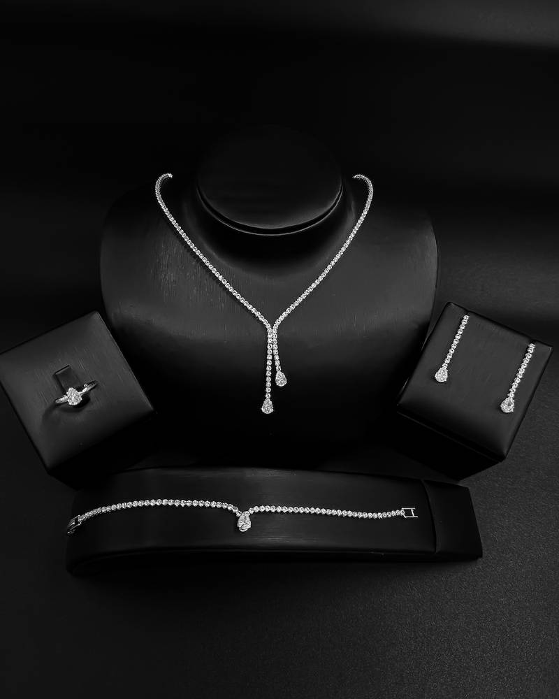 طقم اكسسوار بعقد يتدلى منه حجران
