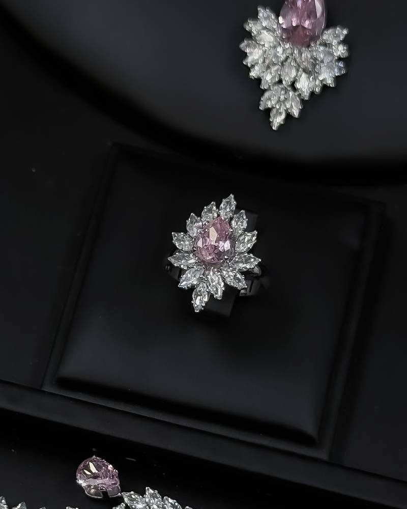 Accessory set with a pink stone in a twisted design