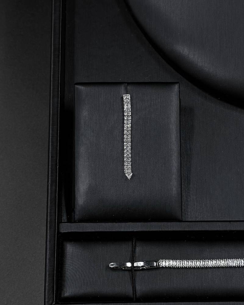 Accessory set with a straight pendant