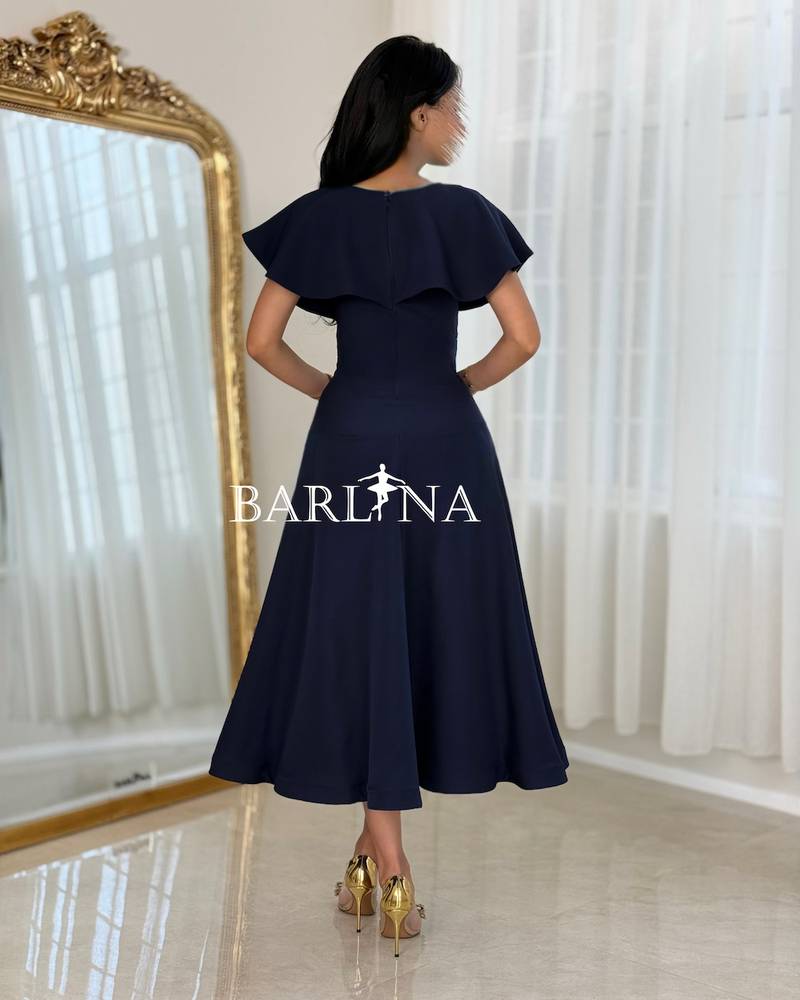Elegant midi dress with a classic design