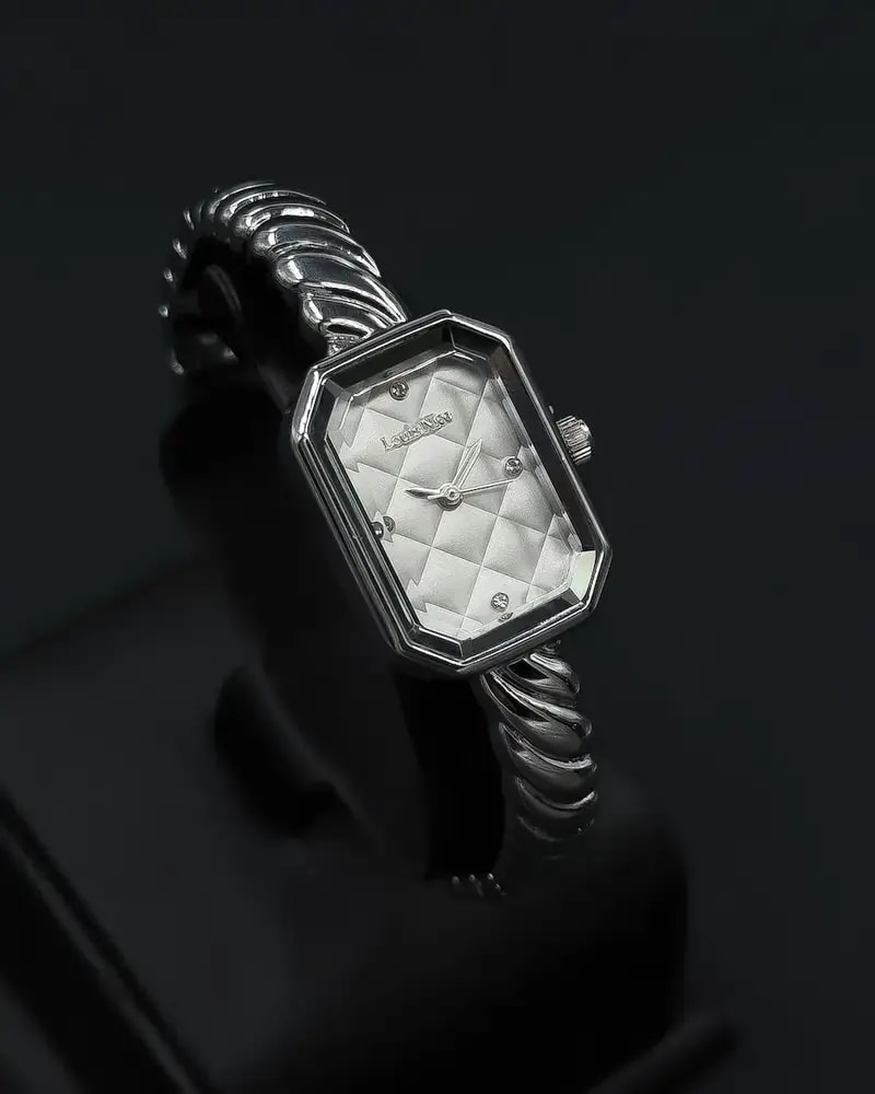 Women's watch with a geometric design and metal bracelet