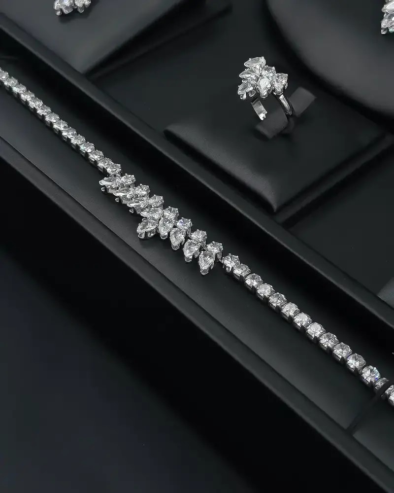 Accessory set with an intricate design and high-gloss finish