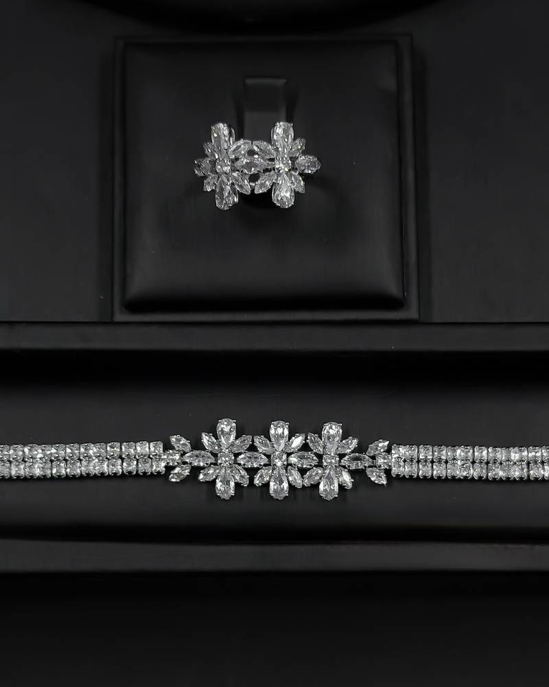 Royal accessory set with sparkling branching